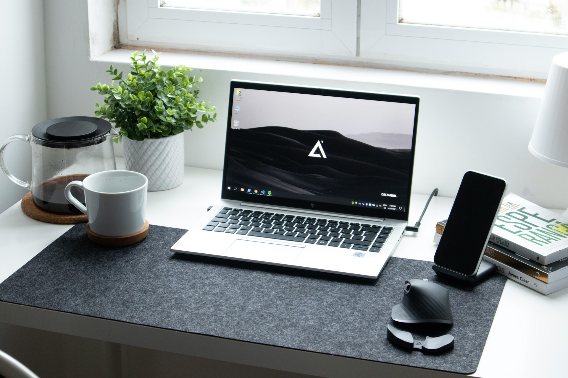 macbook pro on black table, Une illustration de la compatibilité mobile et son importance dans le classement des pages web sur Google.