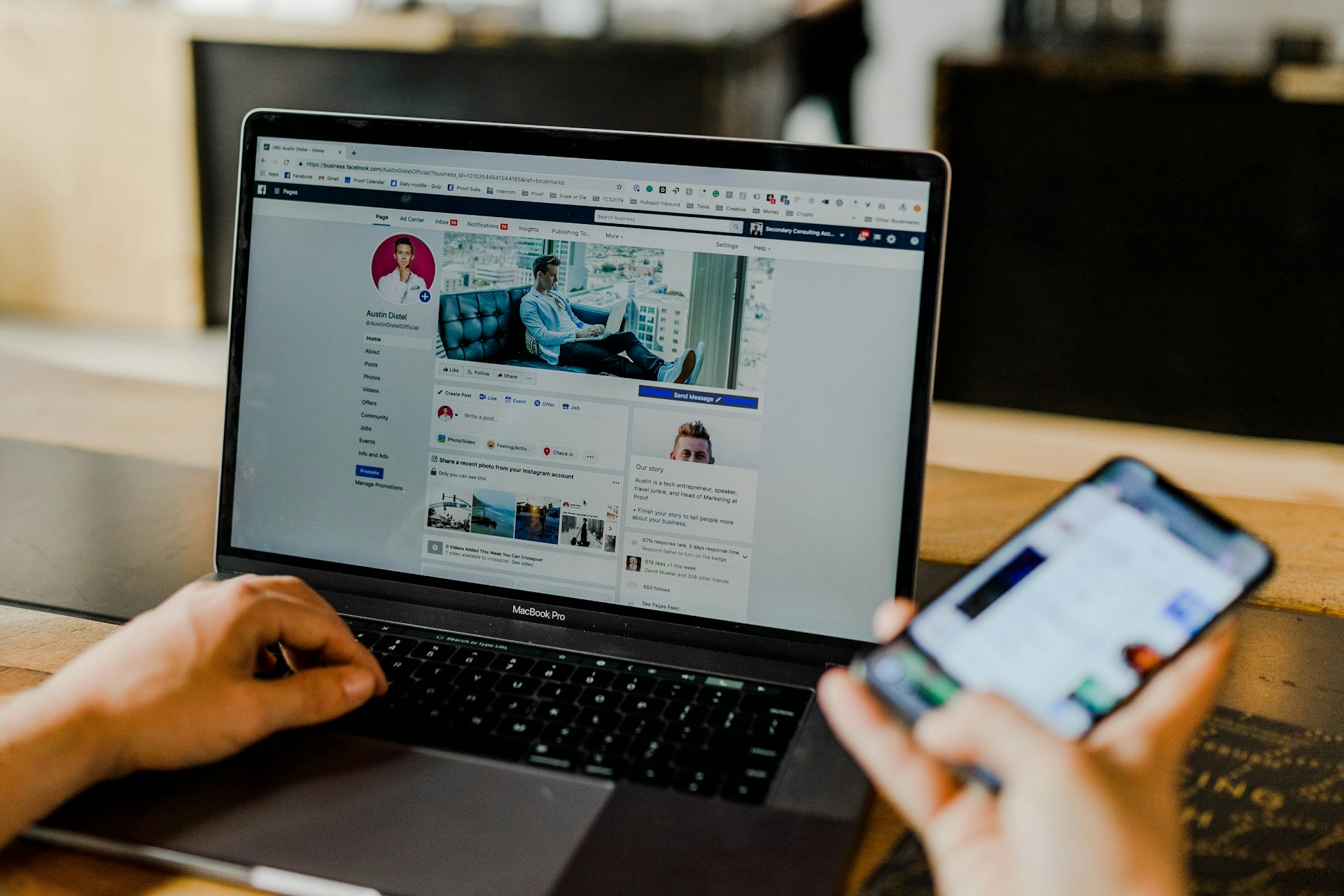 person using both laptop and smartphone, Illustration montrant l'importance des mots clés pertinents dans l'optimisation SEO pour améliorer le classement des pages web sur les moteurs de recherche